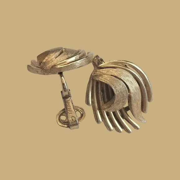 VINTAGE CROWN TRIFARI ALFRED PHILIPPE GOLD CLIP EARRINGS - Picture 2 of 10